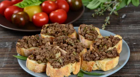 Crostini toscani con fegatini: tradizione, sapore e identità della Toscana