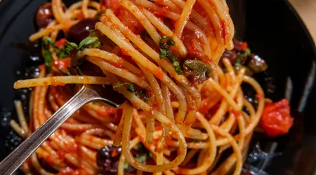 Spaghetti alla Puttanesca: Ricetta Tradizionale