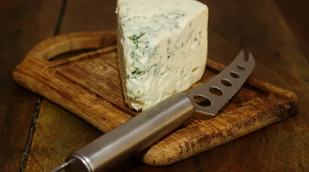 Il gorgonzola dolce e piccante: quale preferire e con cosa servirlo
