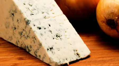 Il gorgonzola dolce e piccante: quale preferire e con cosa servirlo