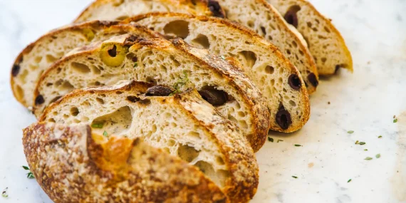 Pan dei Santi toscano: il lievitato con noci e uvetta speziata