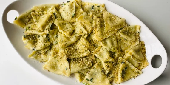 Ravioli burro e salvia rivisitati con note agrumate moderne
