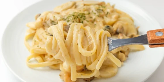 Spaghetti gourmet con pistacchio e stracciatella cremosa