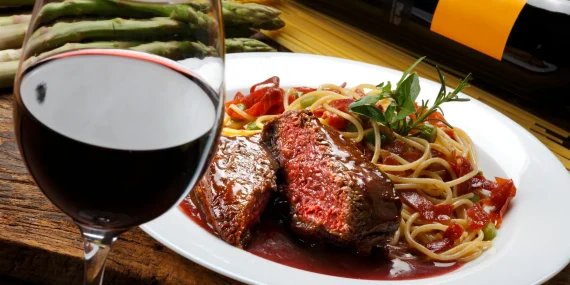 Come preparare una riduzione al vino rosso degna di un ristorante