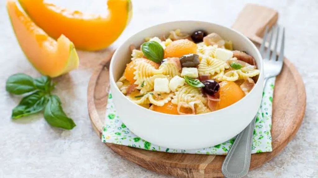 Pasta fredda con melone, feta e basilico