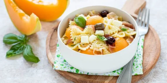 Pasta fredda con melone, feta e basilico: l’abbinamento estivo
