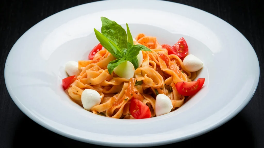 Pasta fredda con pesche