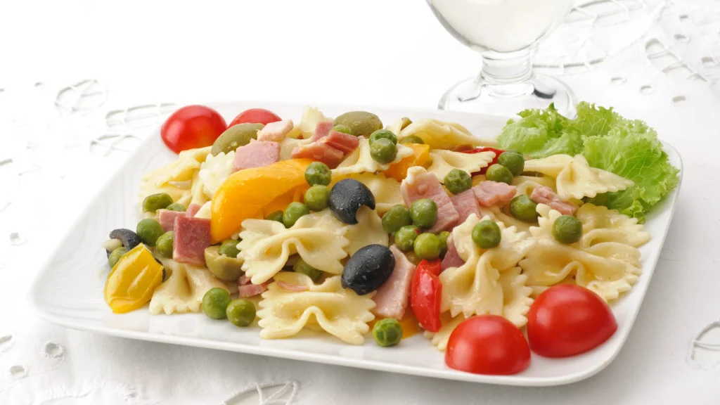 Pasta fredda con pesche