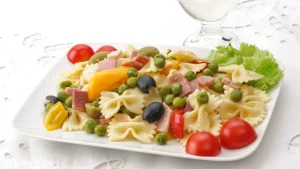 Pasta fredda con pesche, mozzarella e prosciutto croccante