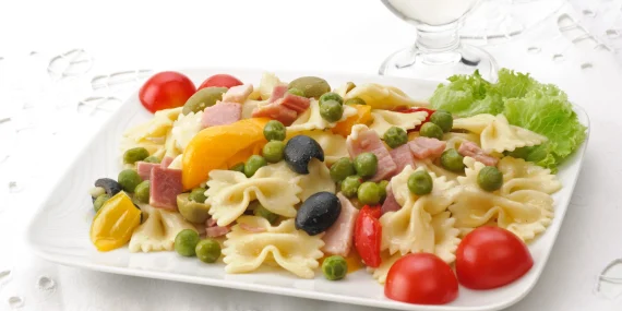 Pasta fredda con pesche, mozzarella e prosciutto croccante